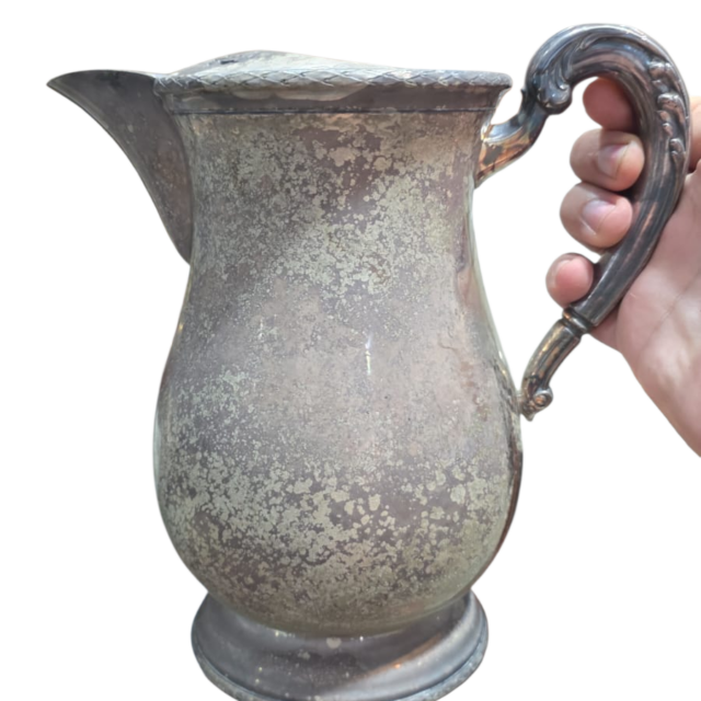 Antiga e bela jarra espessurada a prata