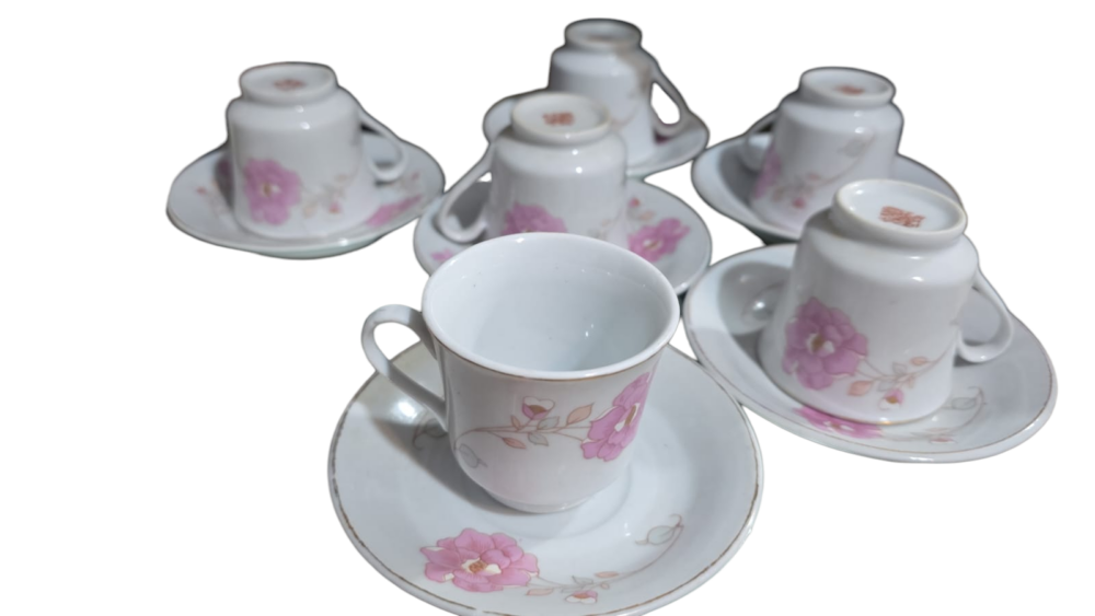 Belas xícaras de café com pires, porcelana chinesa, motivos florais. (valor unitário)