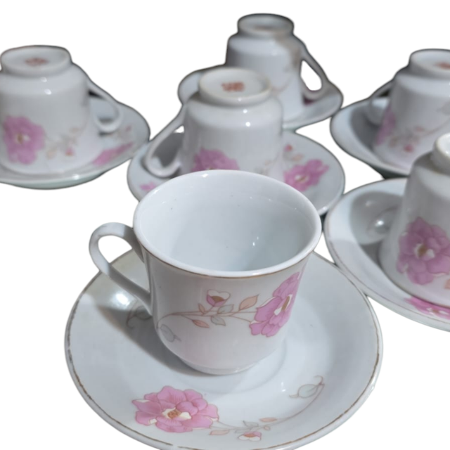 Belas xícaras de café com pires, porcelana chinesa, motivos florais. (valor unitário)