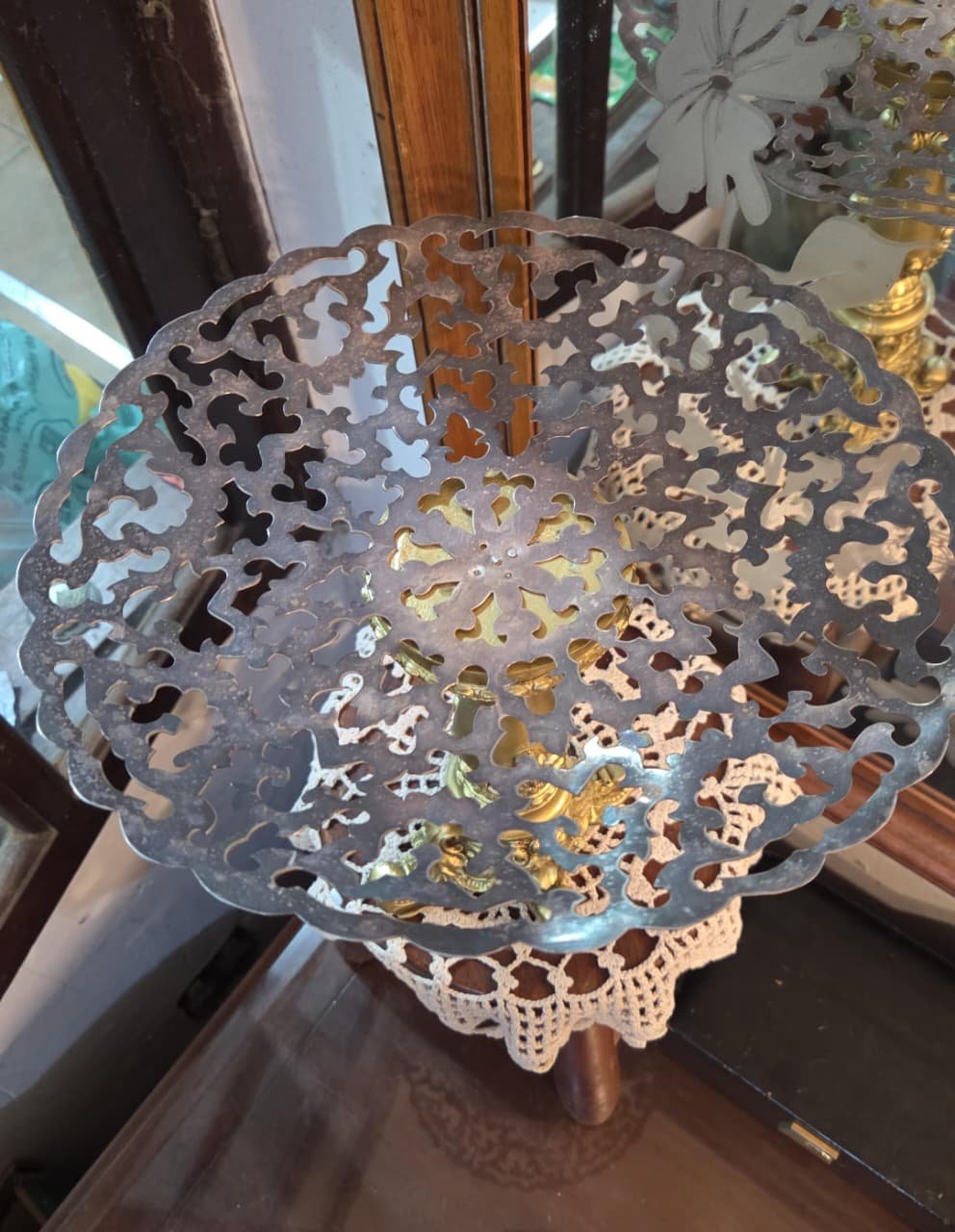 Belíssima centro de mesa de resina ricamente ornamentado - Imagem 3