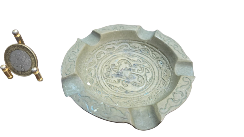 Antigo cinzeiro de bronze com bela arte