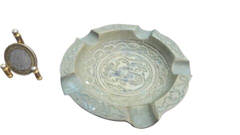 Antigo cinzeiro de bronze com bela arte