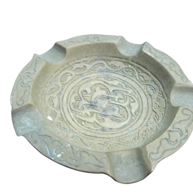 Antigo cinzeiro de bronze com bela arte