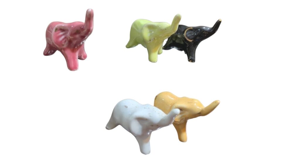 Conjunto de elefantes de porcelana
