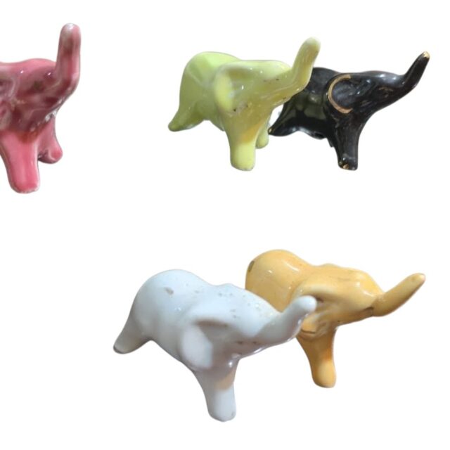 Conjunto de elefantes de porcelana