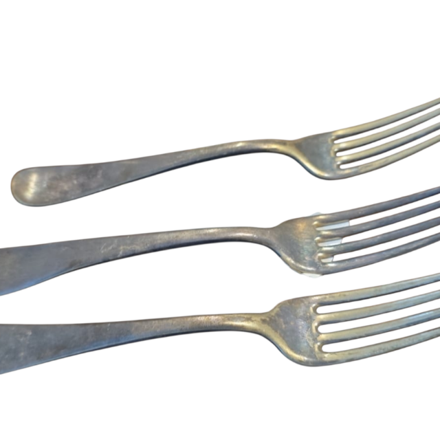 Trio de antigos garfos espessurados a prata