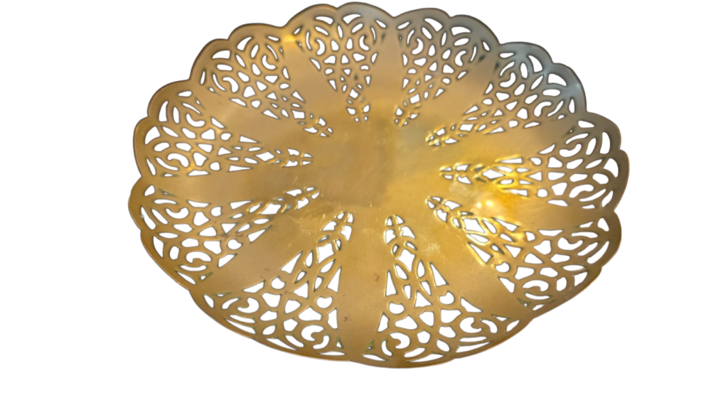 Elegante centro de mesa em dourado metal