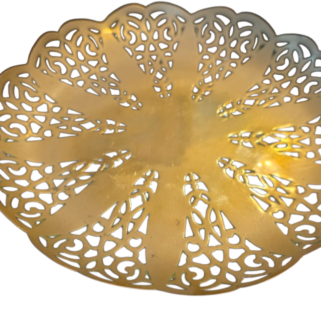 Elegante centro de mesa em dourado metal