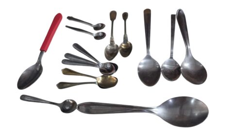 Antigas e diversas colheres espessuradas a prata e inox