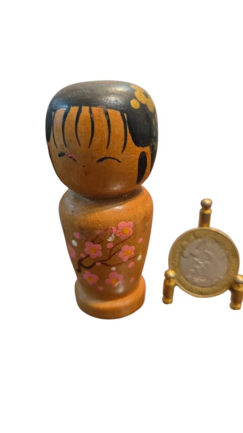 Boneca oriental de madeira pintada a mão