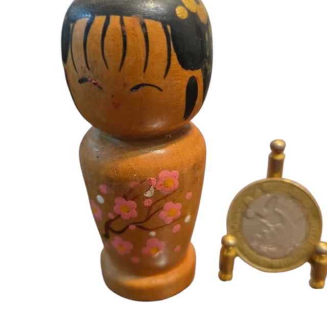 Boneca oriental de madeira pintada a mão