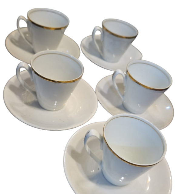 Xícaras de porcelana com dourações