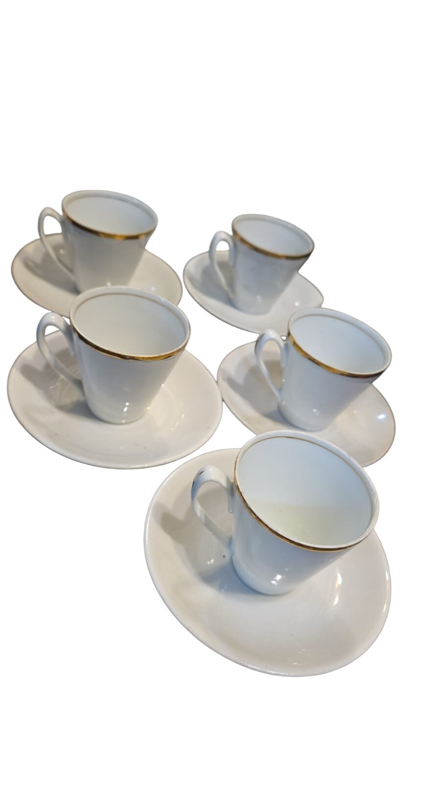 Xícaras de porcelana com dourações