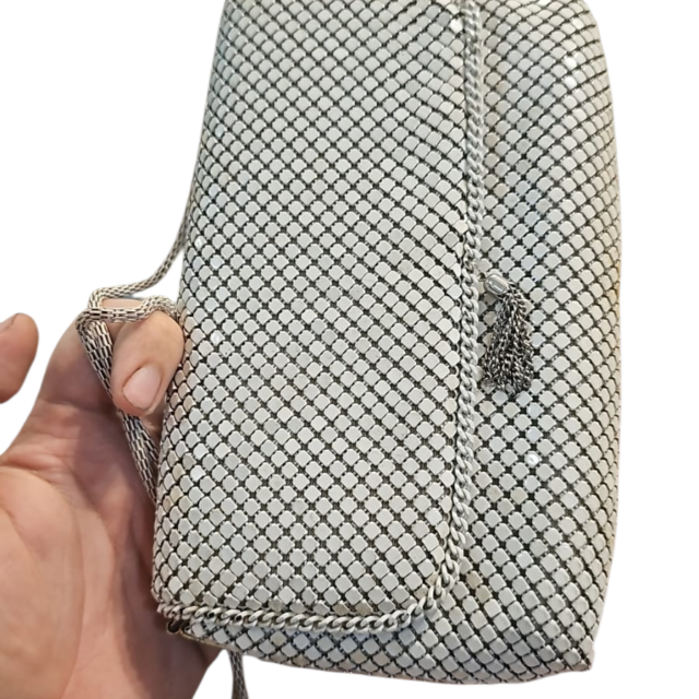 Antiga bolsa inglesa em malha de metal esmaltado