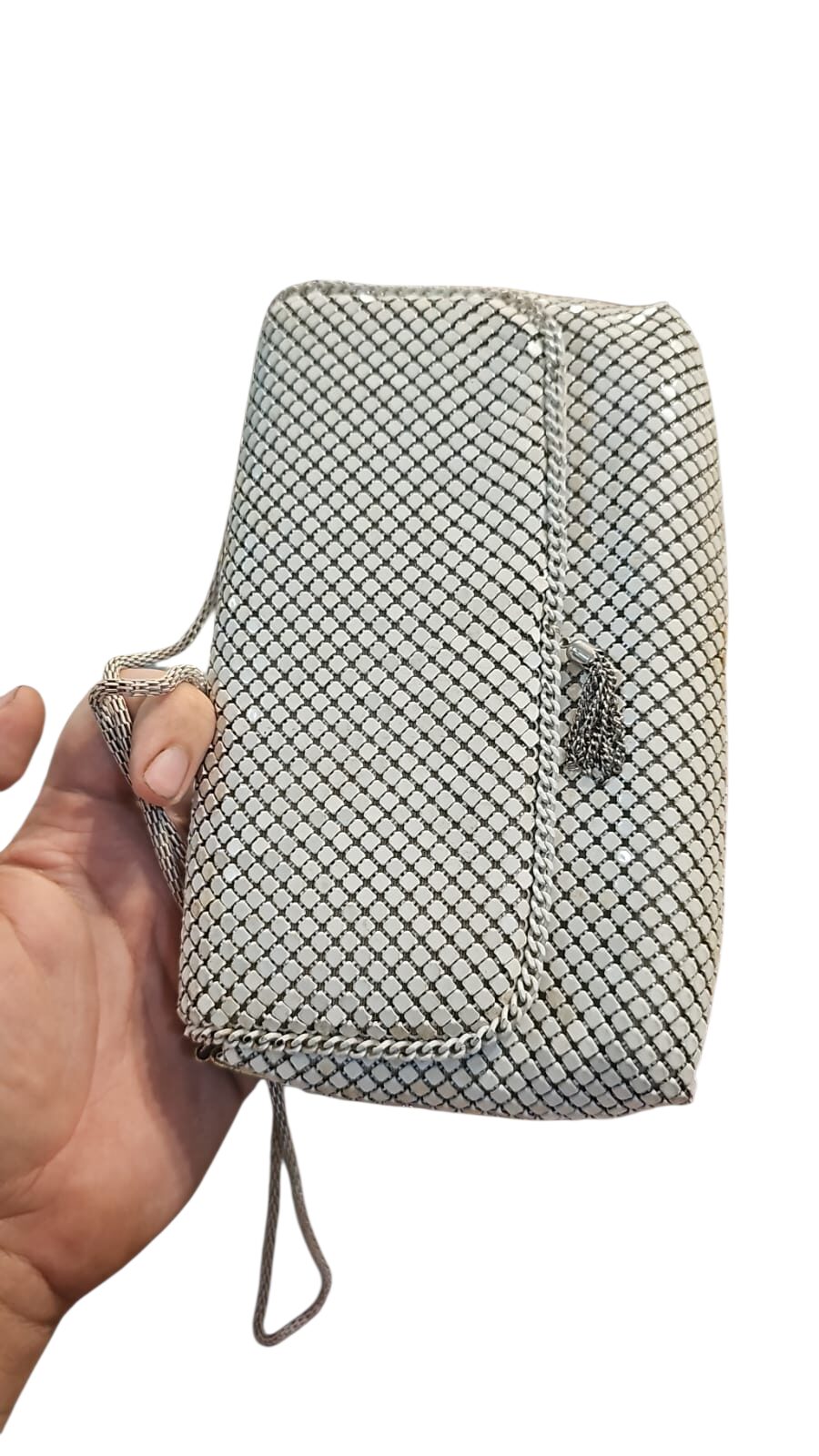 Antiga bolsa inglesa em malha de metal esmaltado