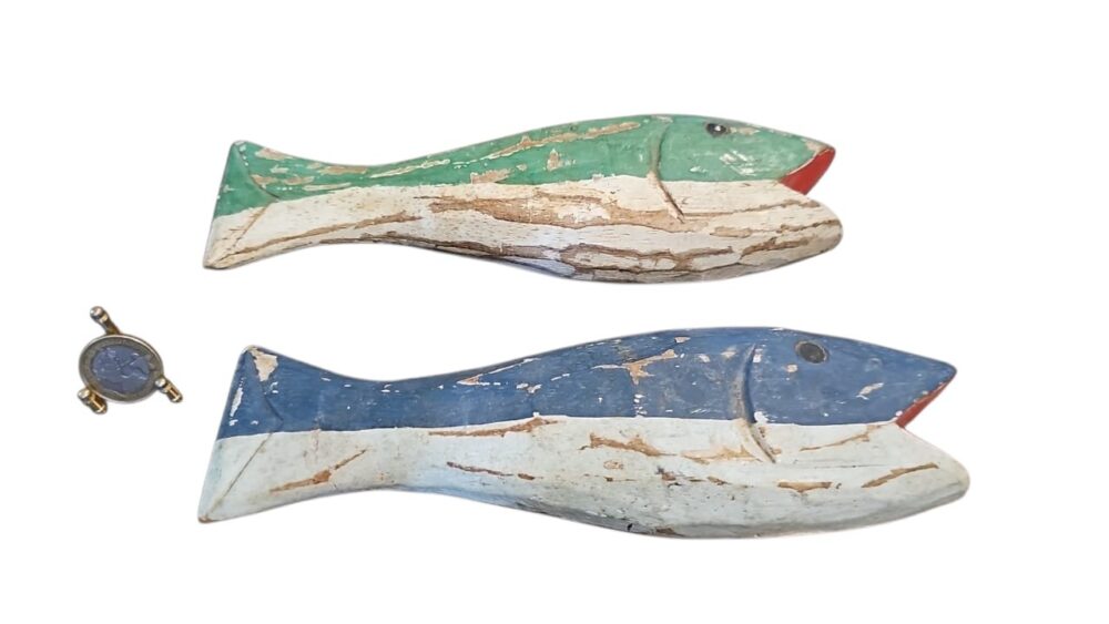 Conjunto de peixes antigos de madeira decorativo