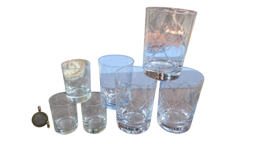 Copos antigos de cristal com belas lapidações geométricas