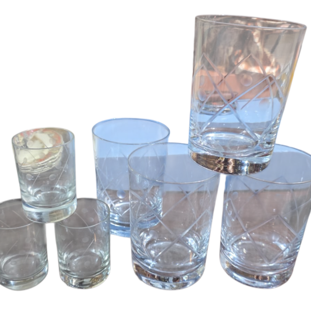 Copos antigos de cristal com belas lapidações geométricas