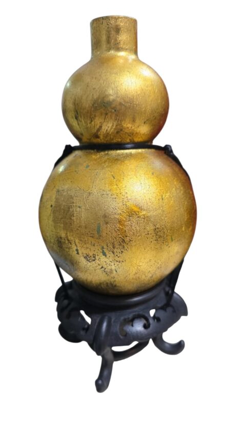 Elegante vaso oriental com belíssima patina dourada e incrível peanha de madeira