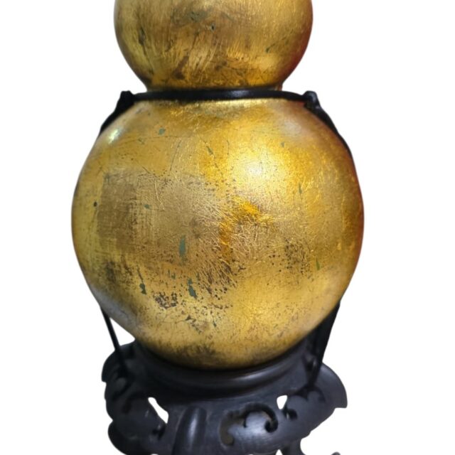 Elegante vaso oriental com belíssima patina dourada e incrível peanha de madeira