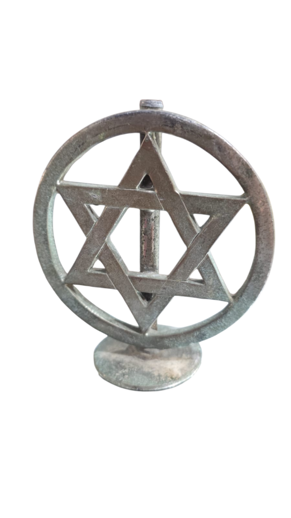 Antigo adereço judaico de metal com Estrela de Davi