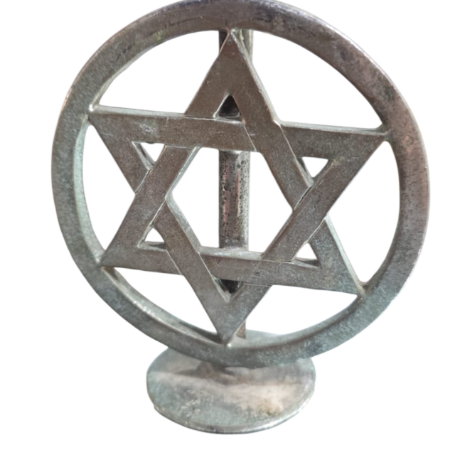 Antigo adereço judaico de metal com Estrela de Davi