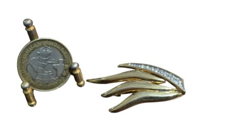 Broche em dourado metal com brilhantes