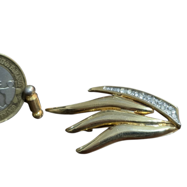 Broche em dourado metal com brilhantes