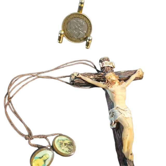 Crucifixo de pendurar com medalhinhas
