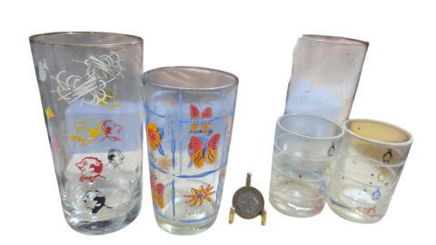 Conjunto de cinco copos antigos com arte