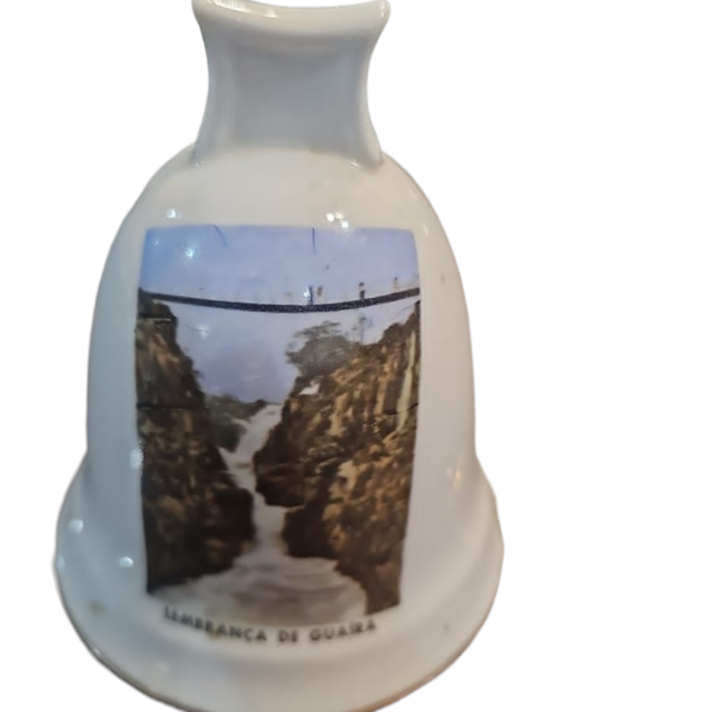 Antigo sino de porcelana com badalo