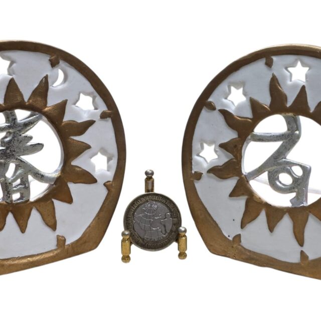Par de velas de mesa decorativas com temas astrológicos em porcelana fosca