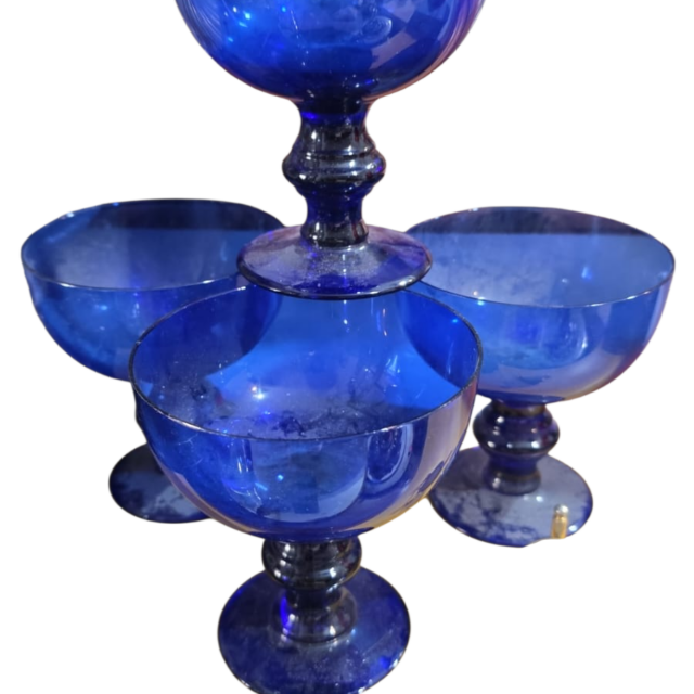 Elegantes taças de cristal azul cobalto. (valor unitário)