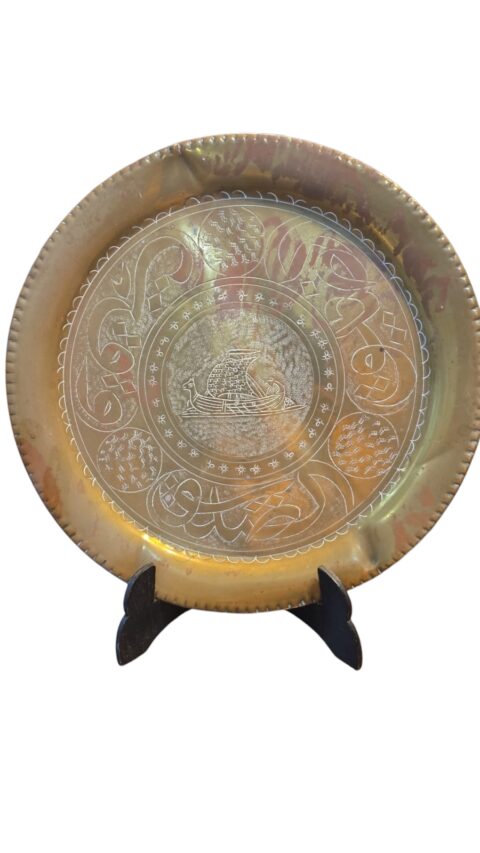Antigo medalhão em dourado metal cinzelado