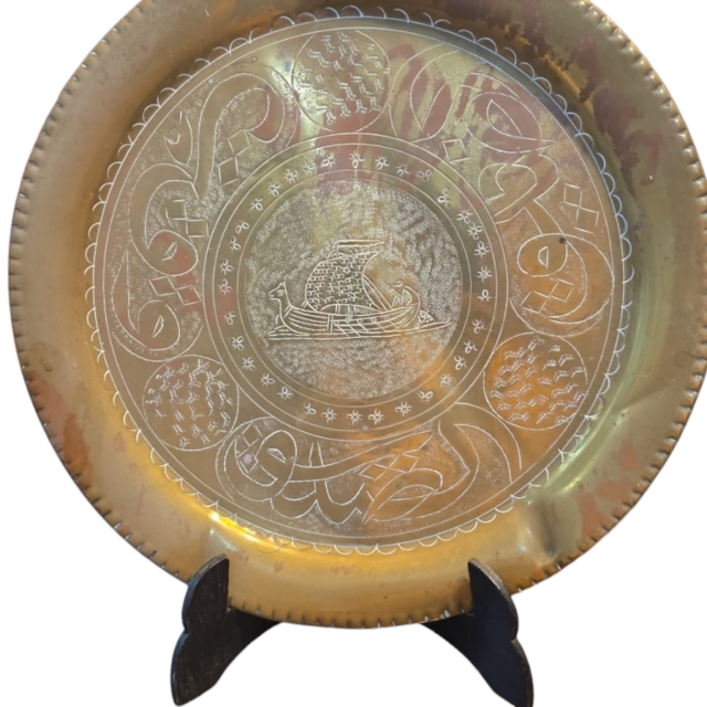 Antigo medalhão em dourado metal cinzelado