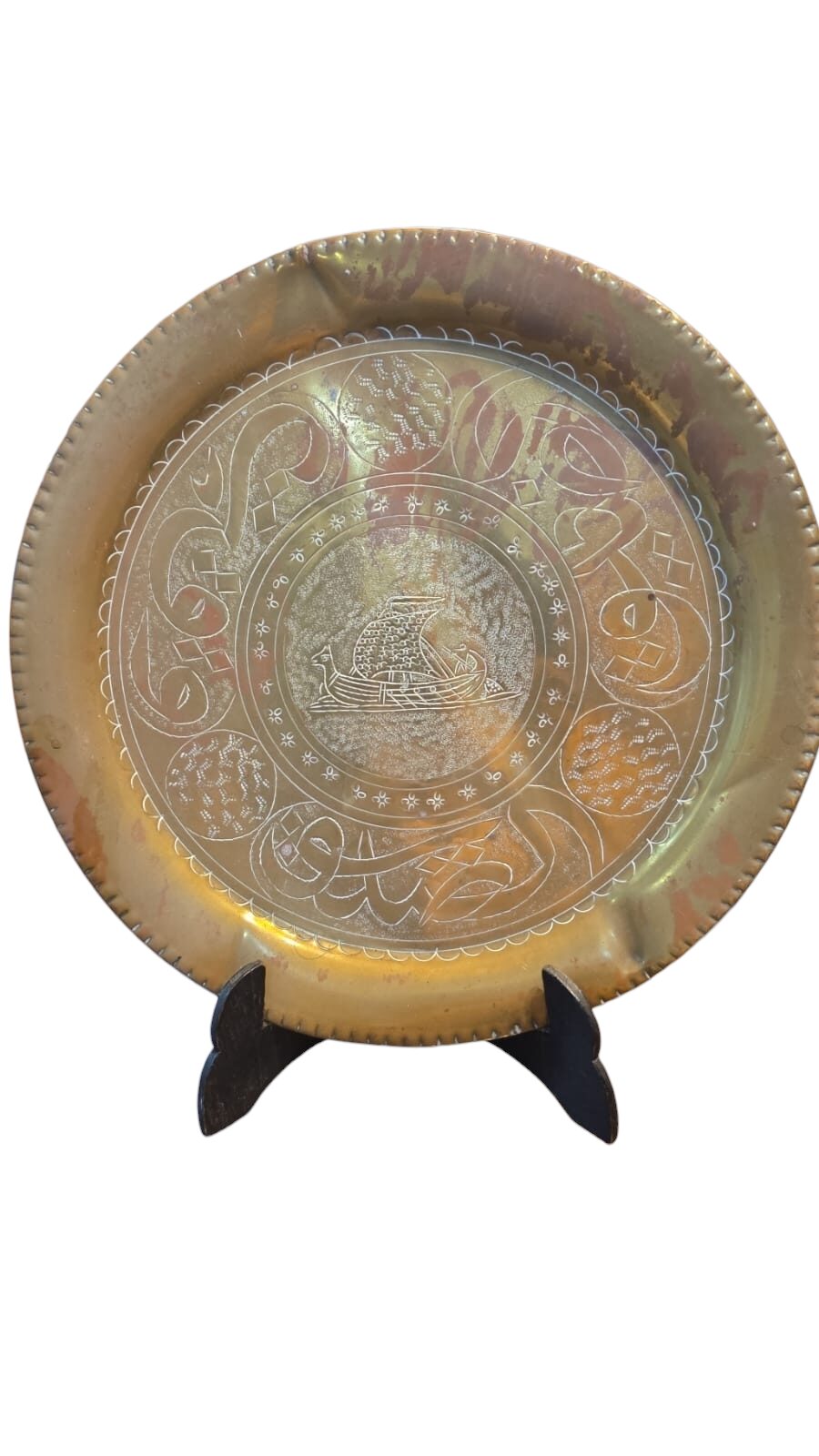 Antigo medalhão em dourado metal cinzelado