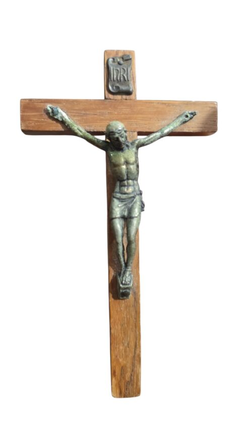 Antigo crucifixo de parede em madeira e metal