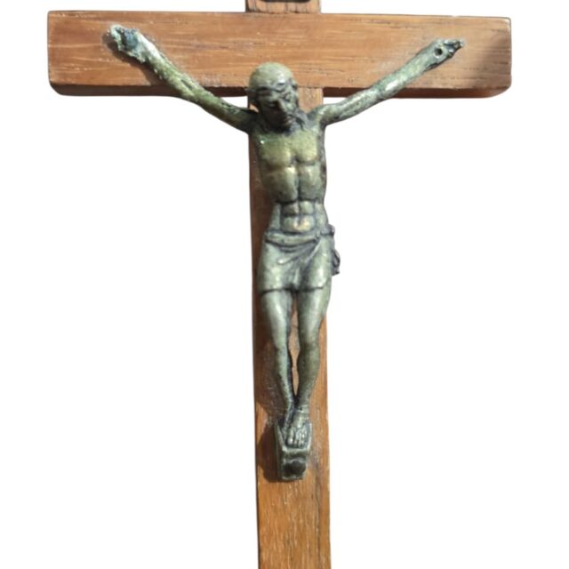 Antigo crucifixo de parede em madeira e metal