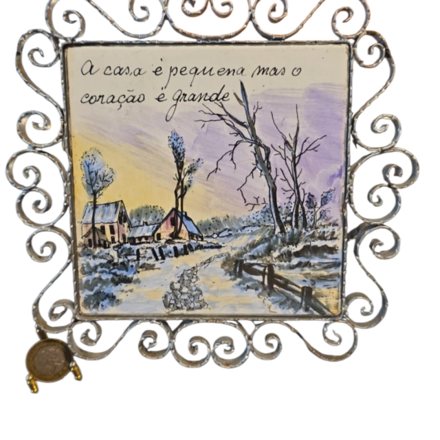 Decoração de parede com moldura de metal belíssima