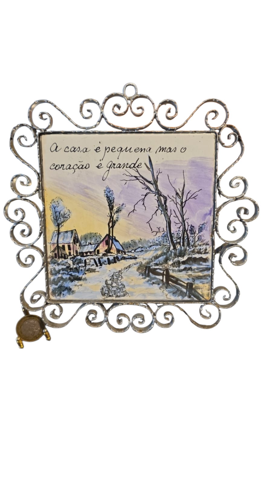 Decoração de parede com moldura de metal belíssima