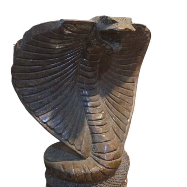 Escultura de cobra entalhada em madeira