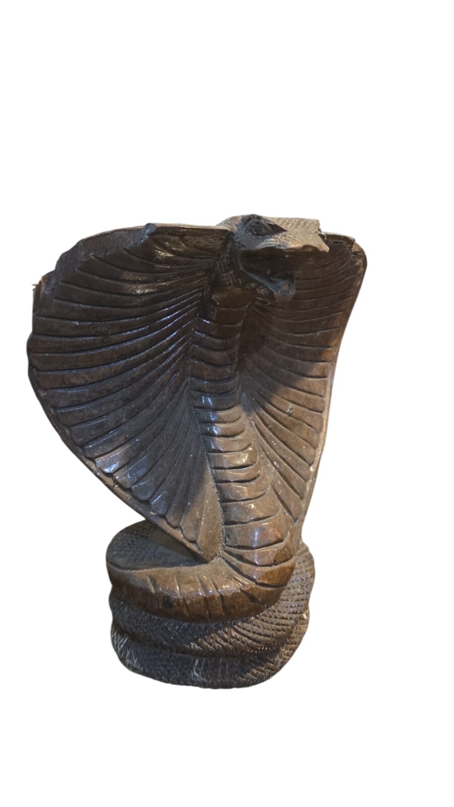 Escultura de cobra entalhada em madeira