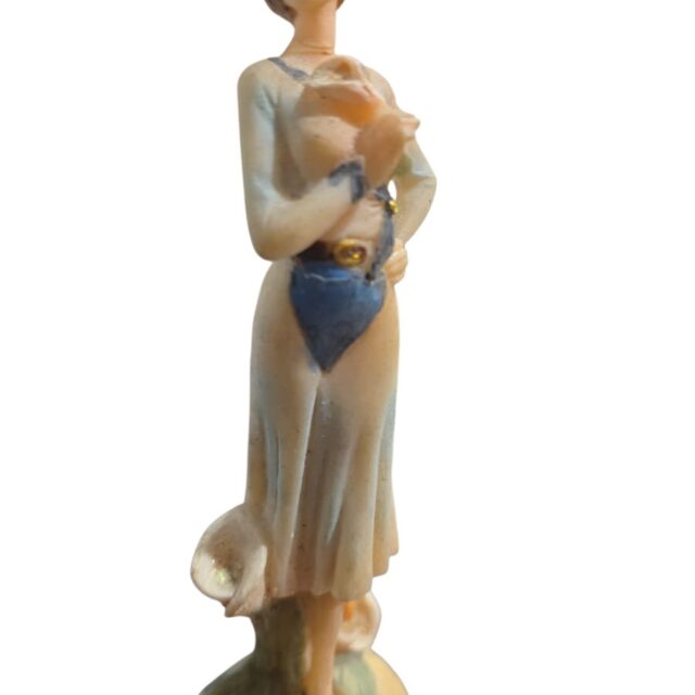 Antiga dama de resina
