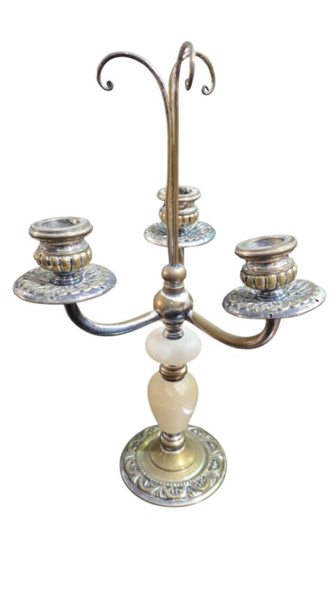 Elegante candelabro de três velas em dourado metal e alabastro