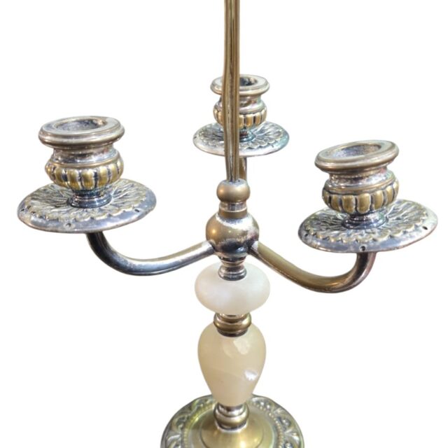 Elegante candelabro de três velas em dourado metal e alabastro