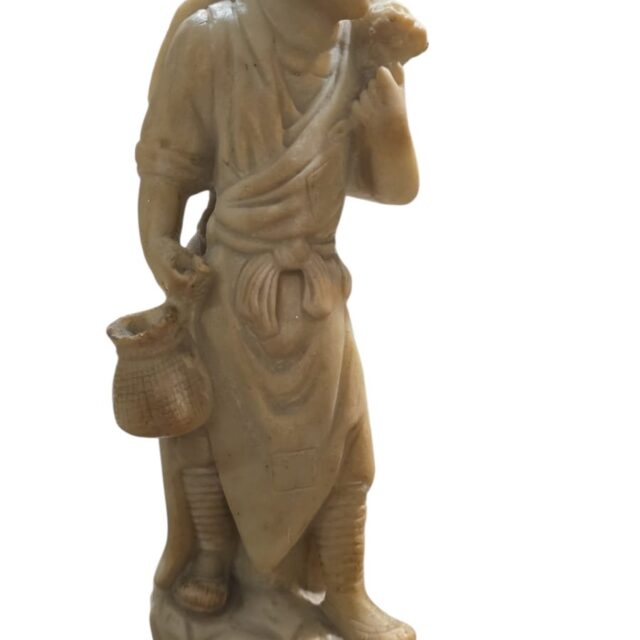 Grande escultura oriental feita a mão, em pó de mármore