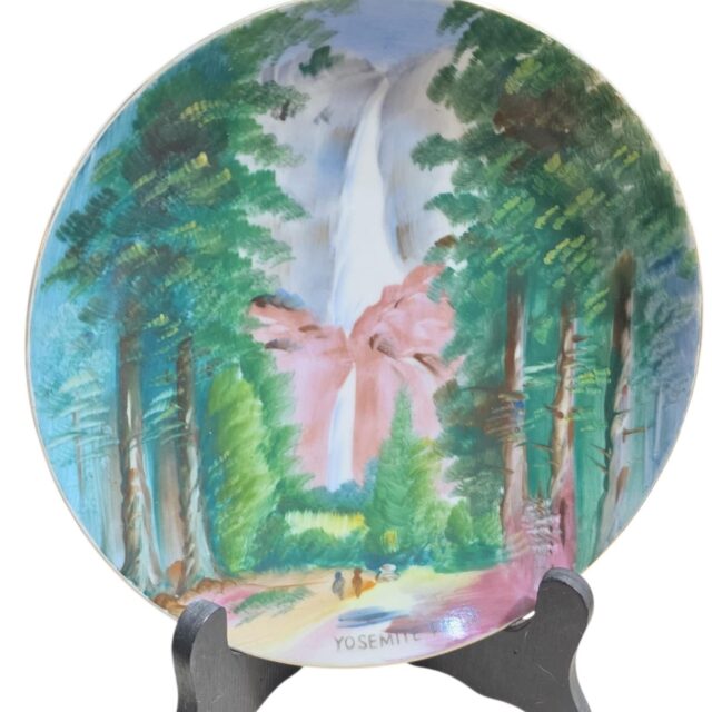 Antiga porcelana japonesa com belíssima arte das cataratas de Yosemite