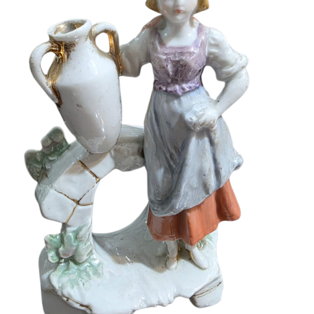 Bela e antiga escultura de porcelana