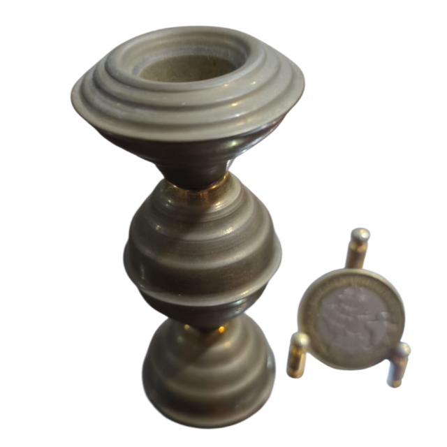Castiçal em dourado metal