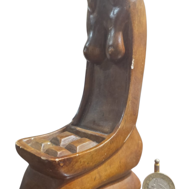 Escultura figura feminina de pedra